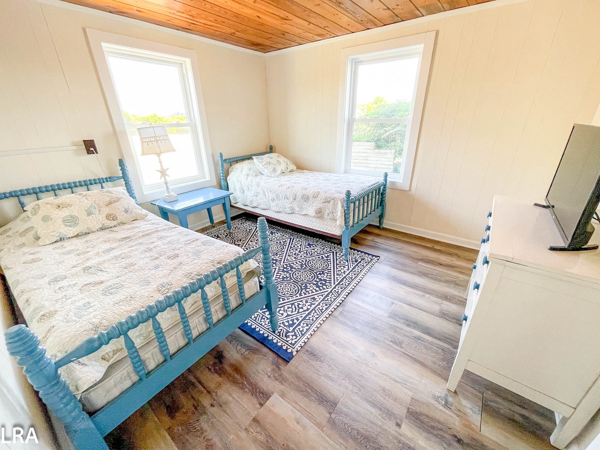 Queen and Twin Bedroom - 42