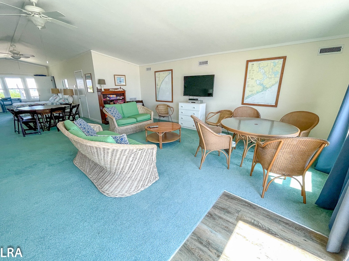 Setting Area/Dining/Queen Beds - 32