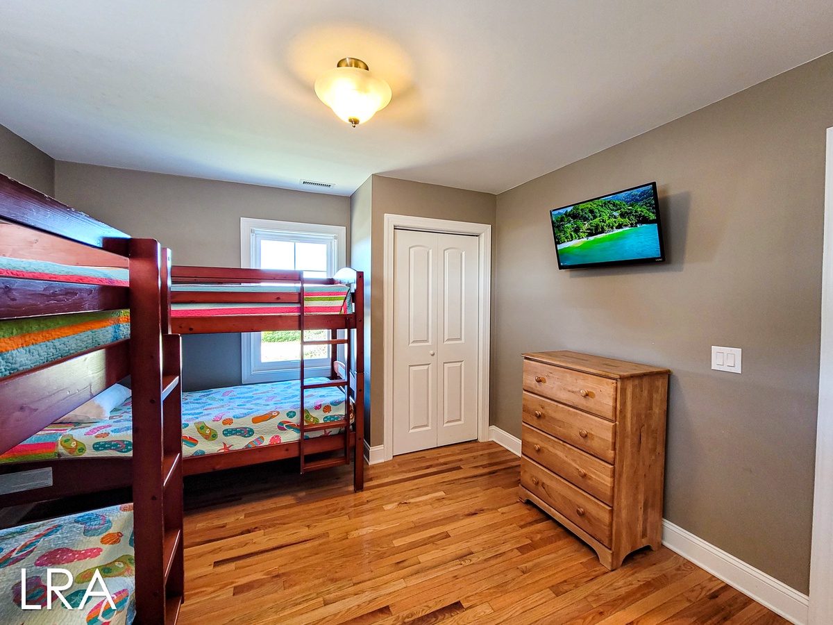 Twin Bedroom-089