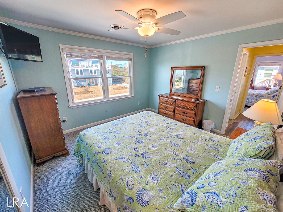 Queen Bedroom-13