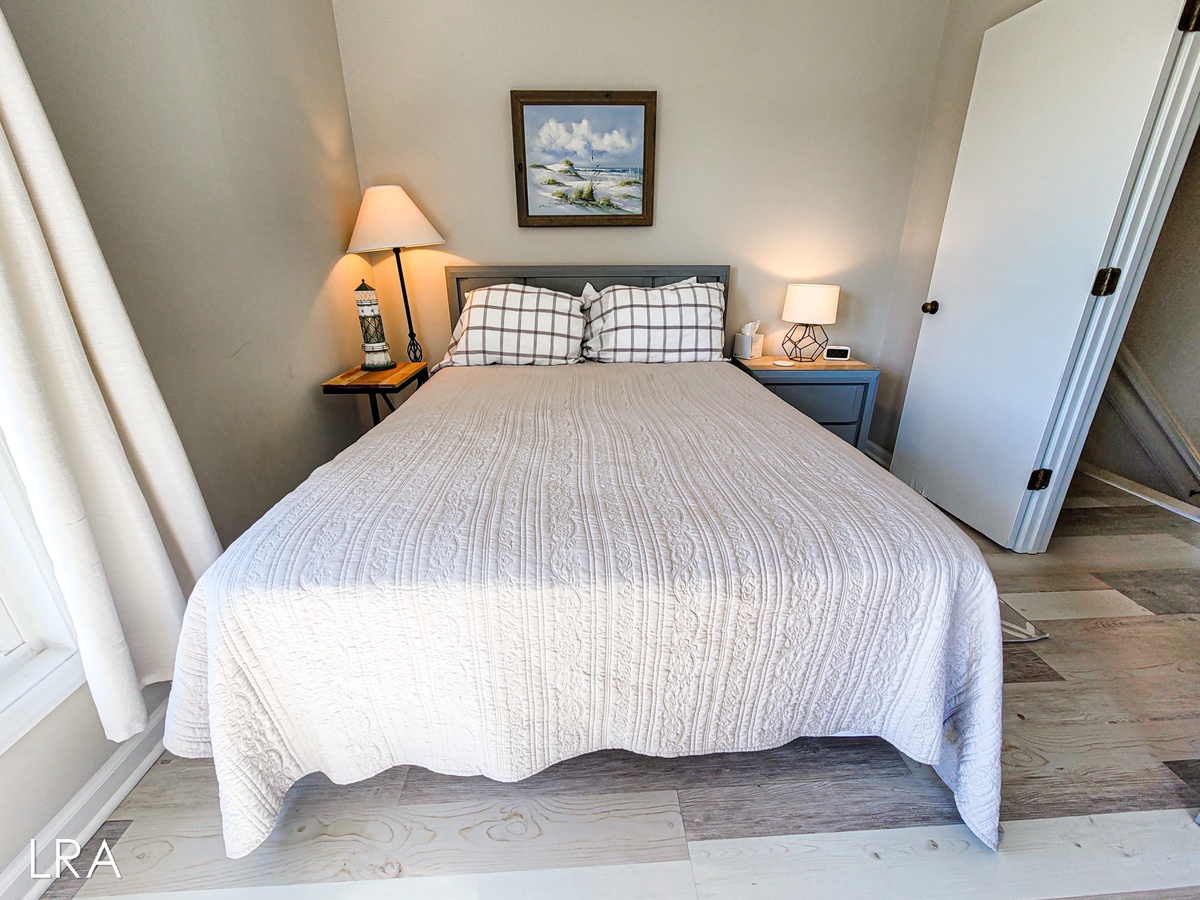 Queen Bedroom-15