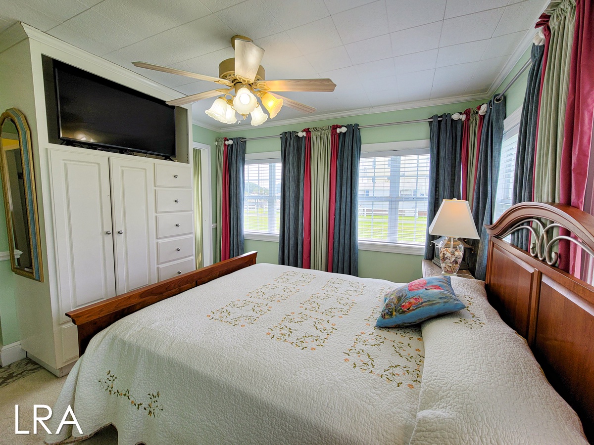Queen Bedroom-27