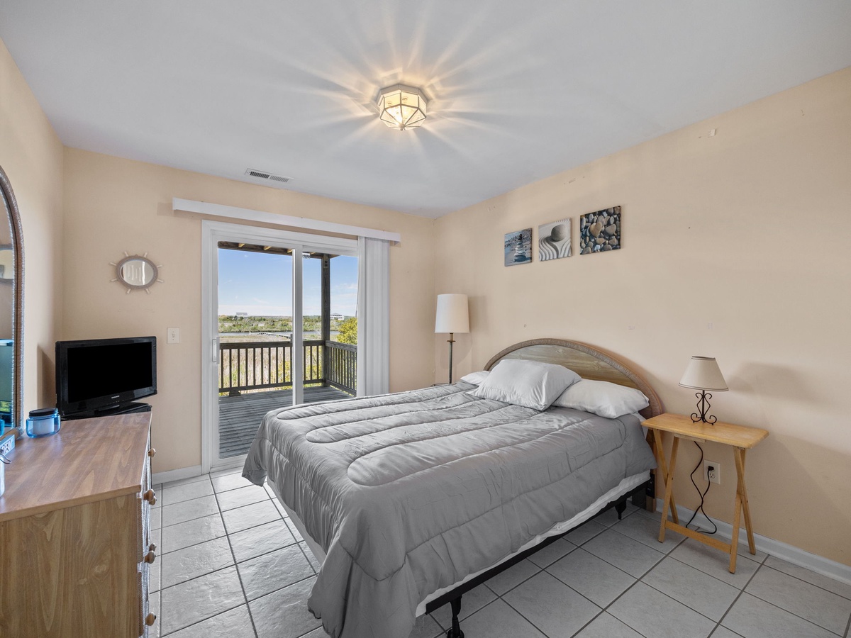 12-web-or-mls-3735 Island Dr. 22