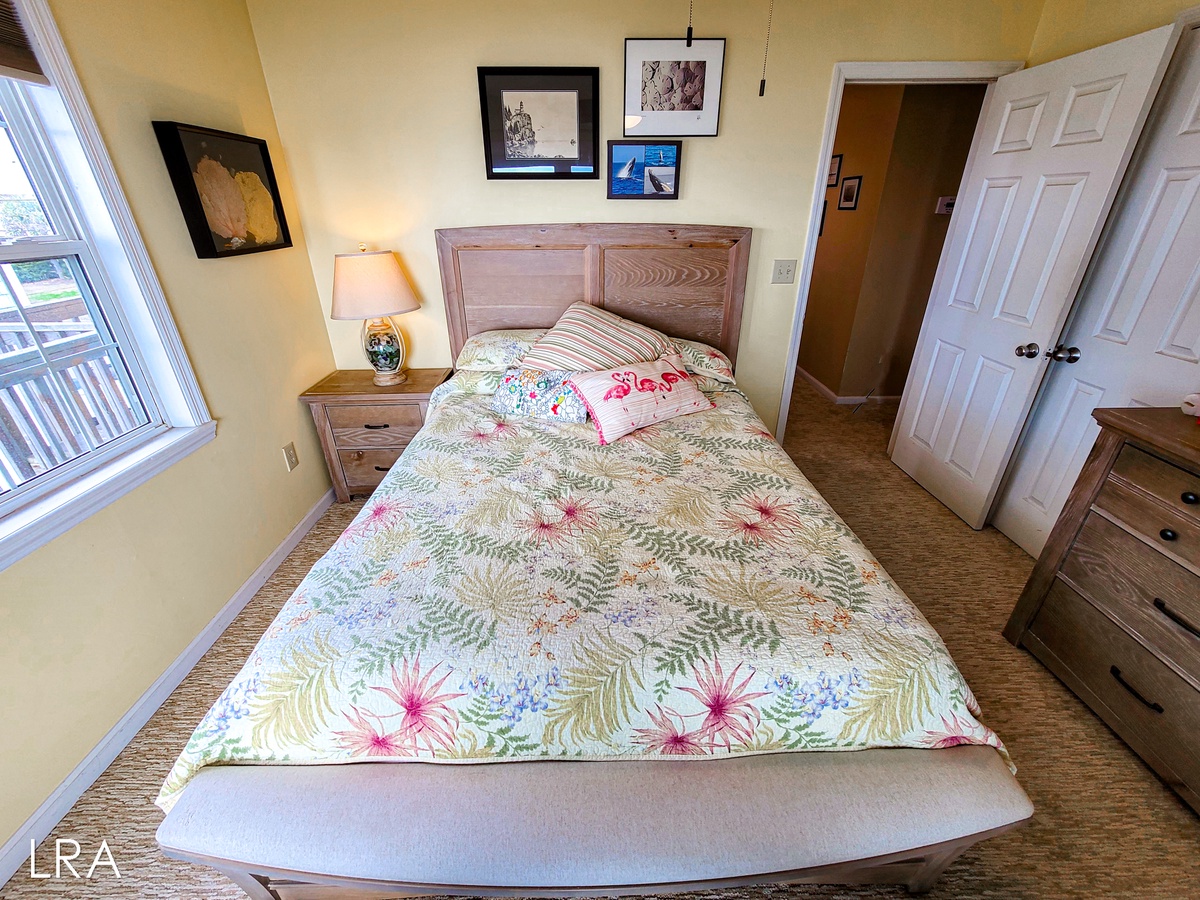 Queen Bedroom-22