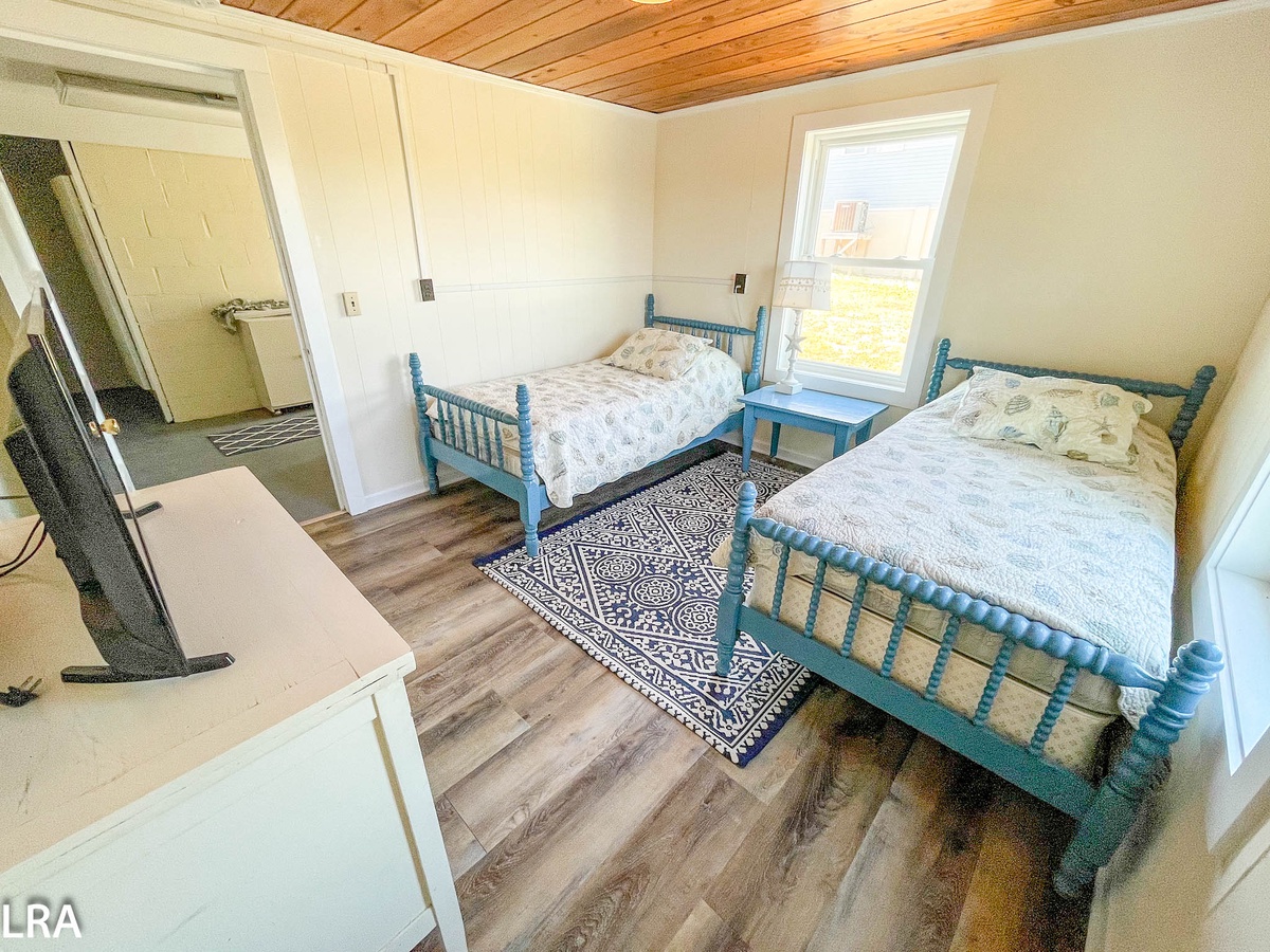 Queen and Twin Bedroom - 43