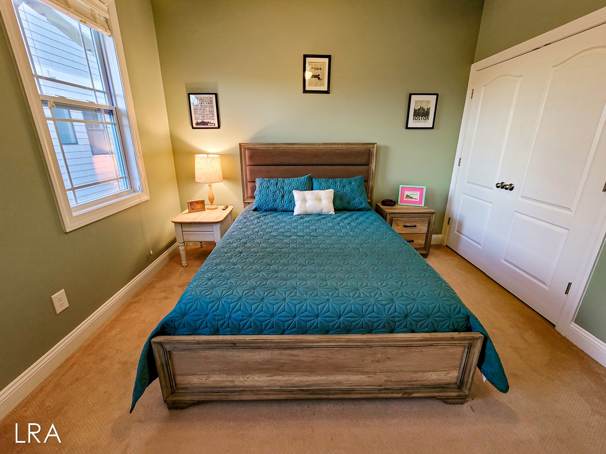 Queen Bedroom-36