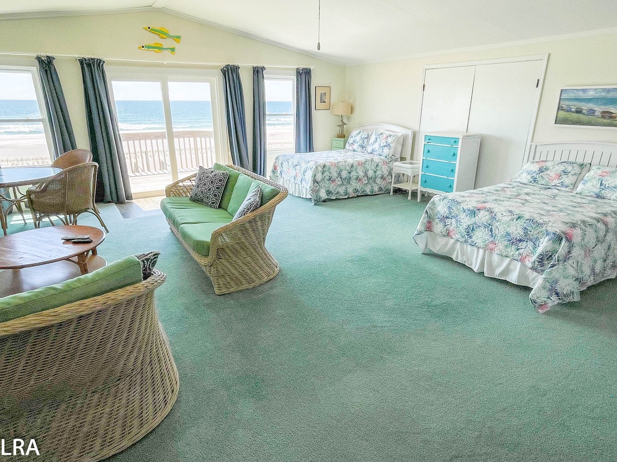 Sitting Area/Queen Beds -36-