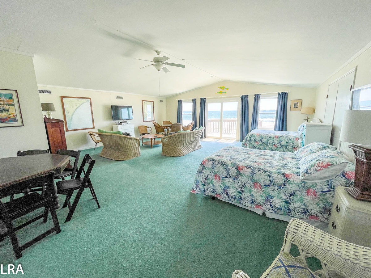 Living Room / Dining area/ Queen Beds - 31