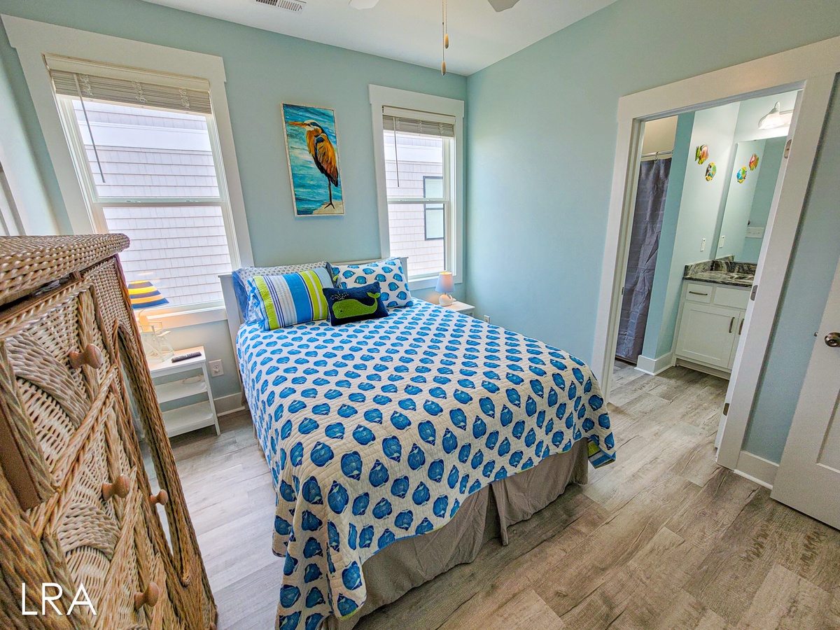 2nd Floor Queen Bedroom-48