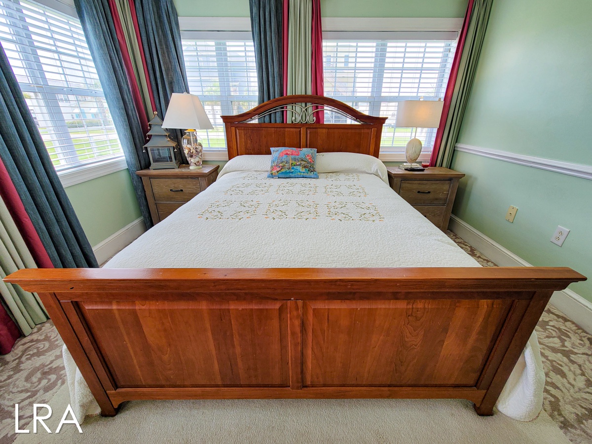 Queen Bedroom-25