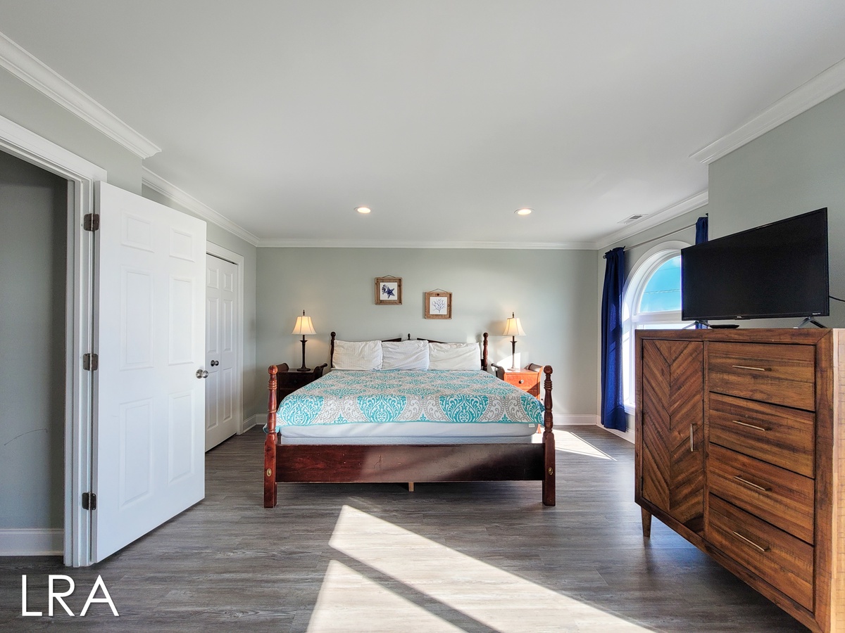 Double/King Bedroom-12