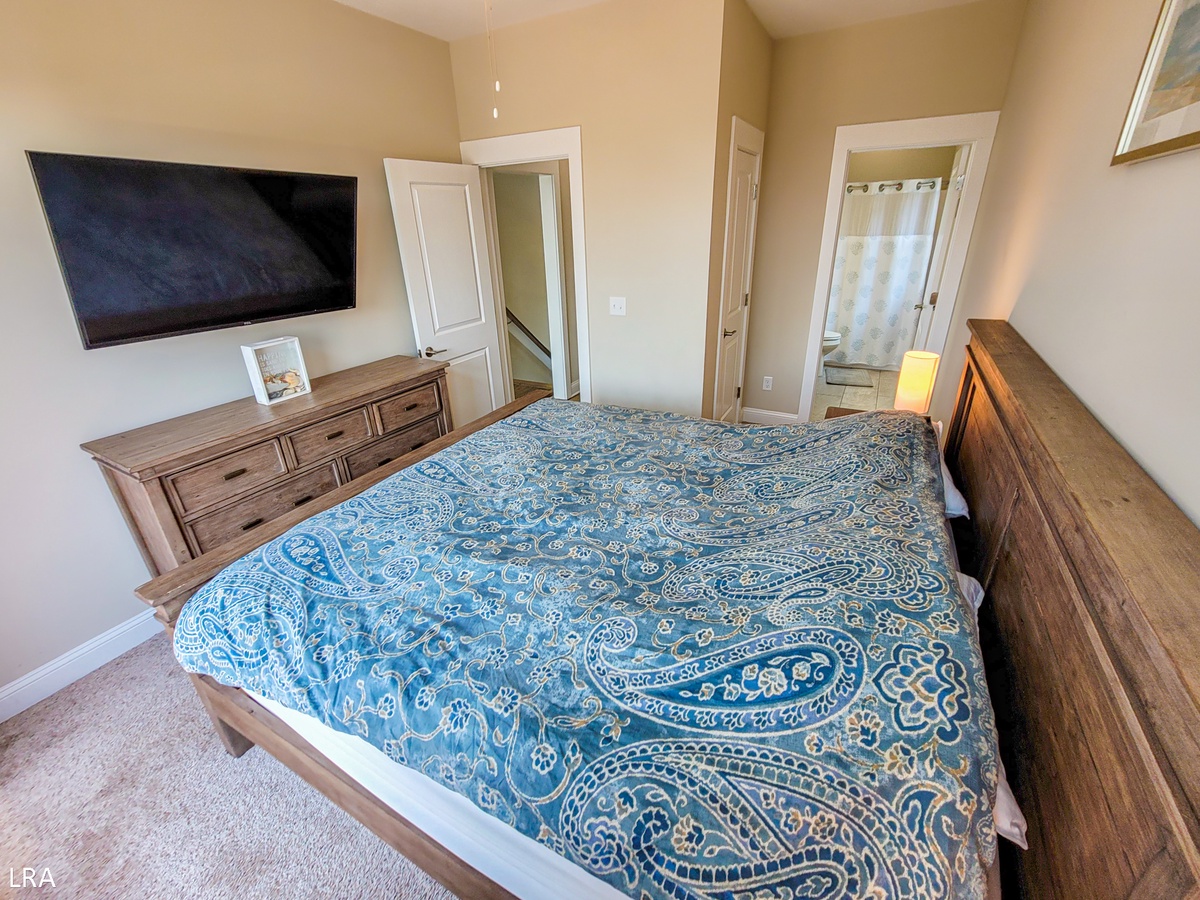 King Bedroom-09