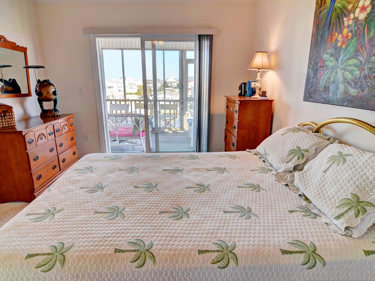 Queen Bedroom-4