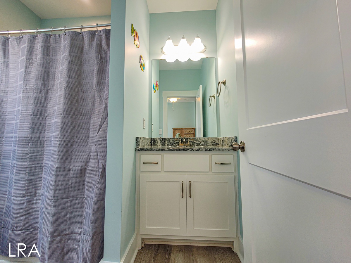 2nd Floor Queen Attached Bathroom-44