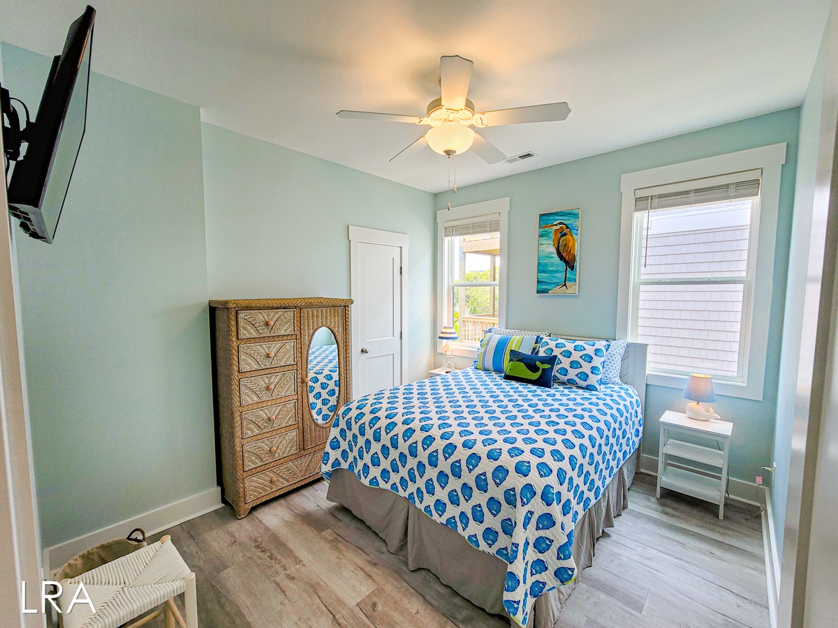 2nd Floor Queen Bedroom-42