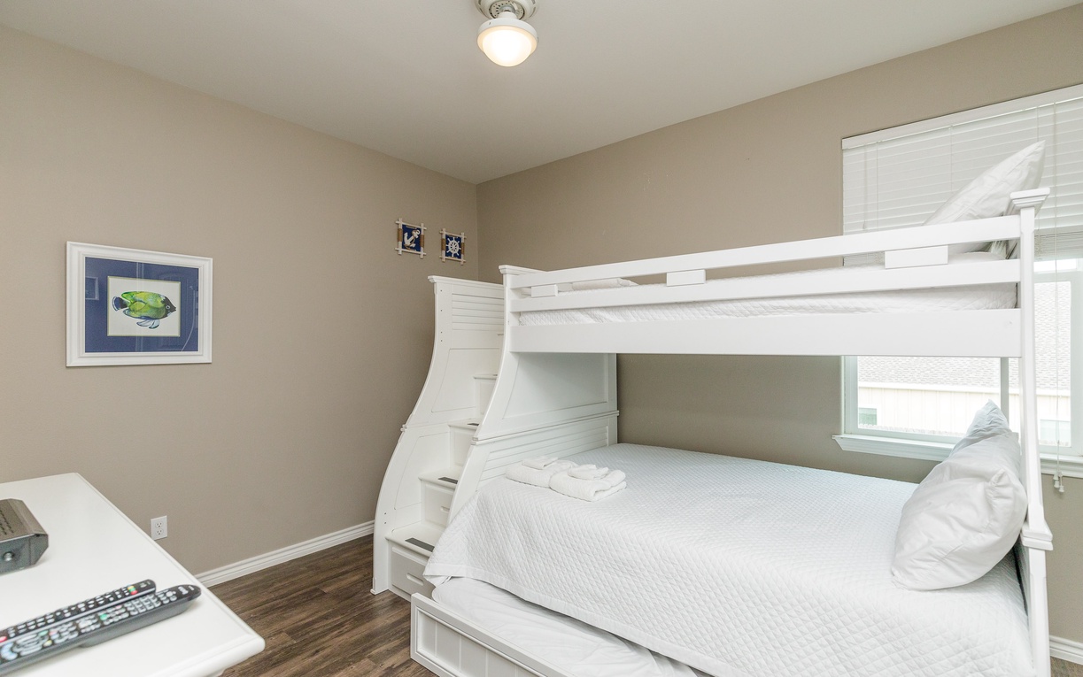 Your family will love this cozy bunk bed room with crisp white linens and twin-over-full bunk beds and a twin size trundle bed.