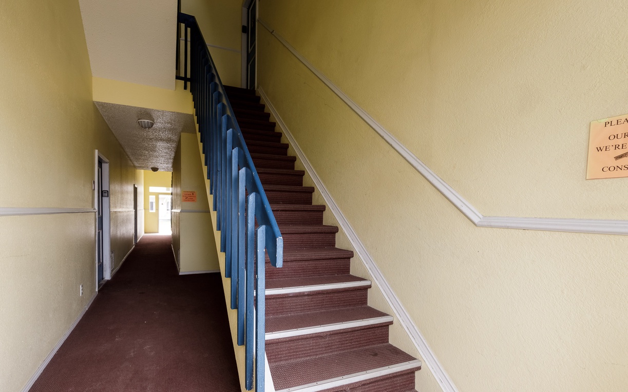 Navigate easily through well-maintained common areas with carpeted stairs and clear hallways leading to your comfortable accommodation.