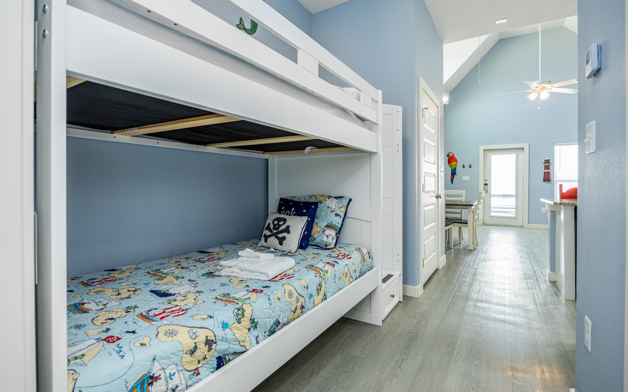 Your kids will love this pirate-themed bunk bed adventure! Cozy lower berth with treasure map bedding creates magical nights.