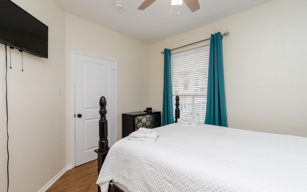 Drift off peacefully in your comfortable queen size bed.