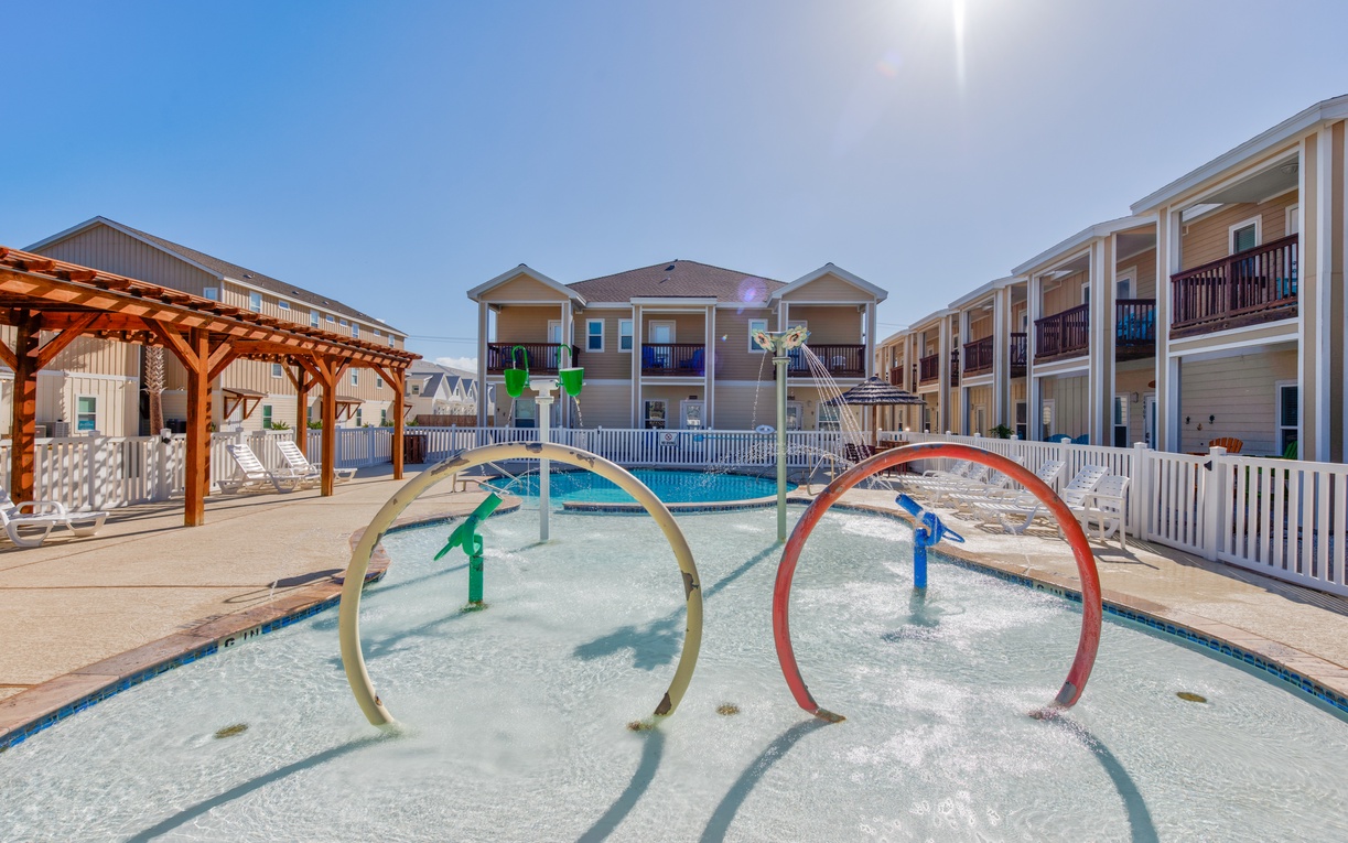 Let your little ones splash and play in this fun children's water play area with colorful hoops and fountains.
