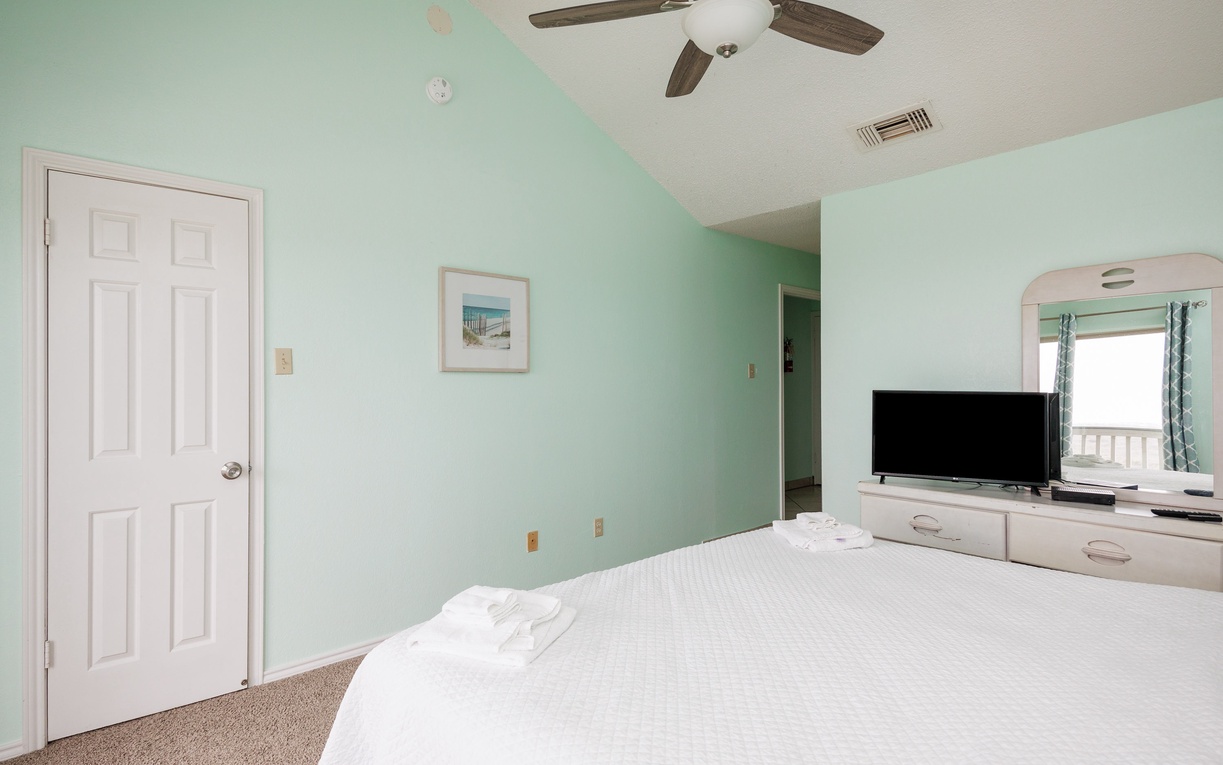 Drift off to sleep in your king size bed in the primary bedroom.