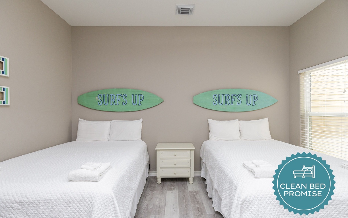 Drift off to sleep in this bright twin bedroom with surf-inspired décor and crisp linens.