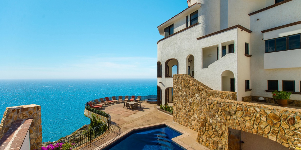 Grand cliff side views from pool patio