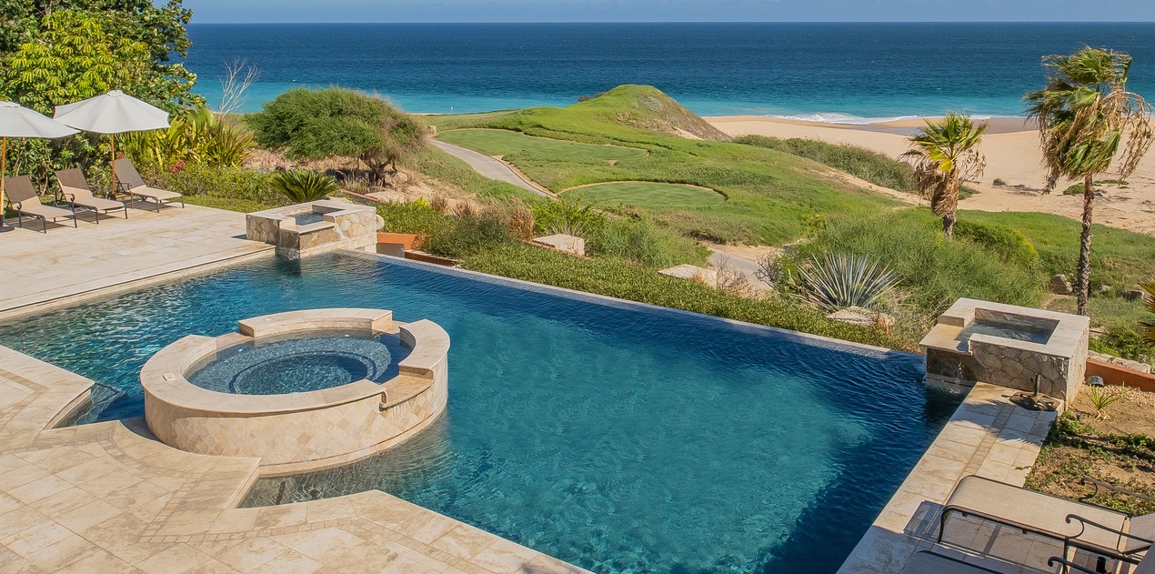 Infinity pool and jacuzzi with breathtaking ocean view