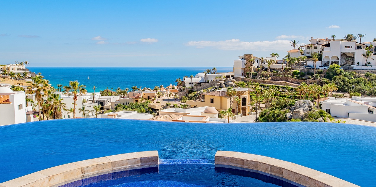 Jacuzzi and infinity pool with incredible ocean view