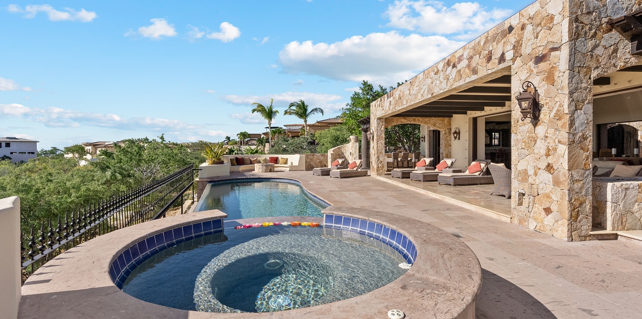 Private jacuzzi and pool with incredible view