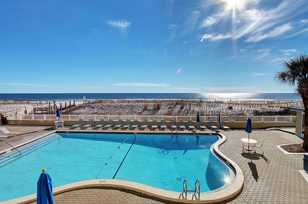 Gorgeous beach front pool 