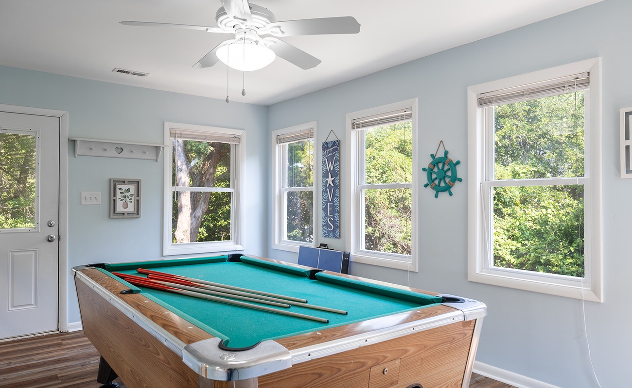 Sunroom w/ Pool Table