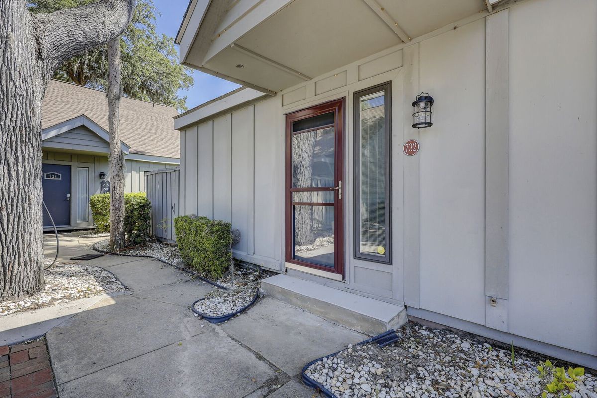 Entry to 732 Queens Grant