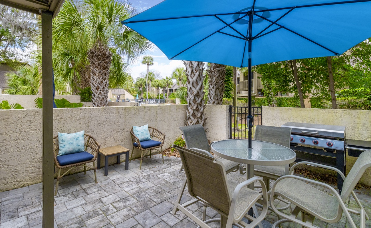Private Courtyard Patio Close to Pool