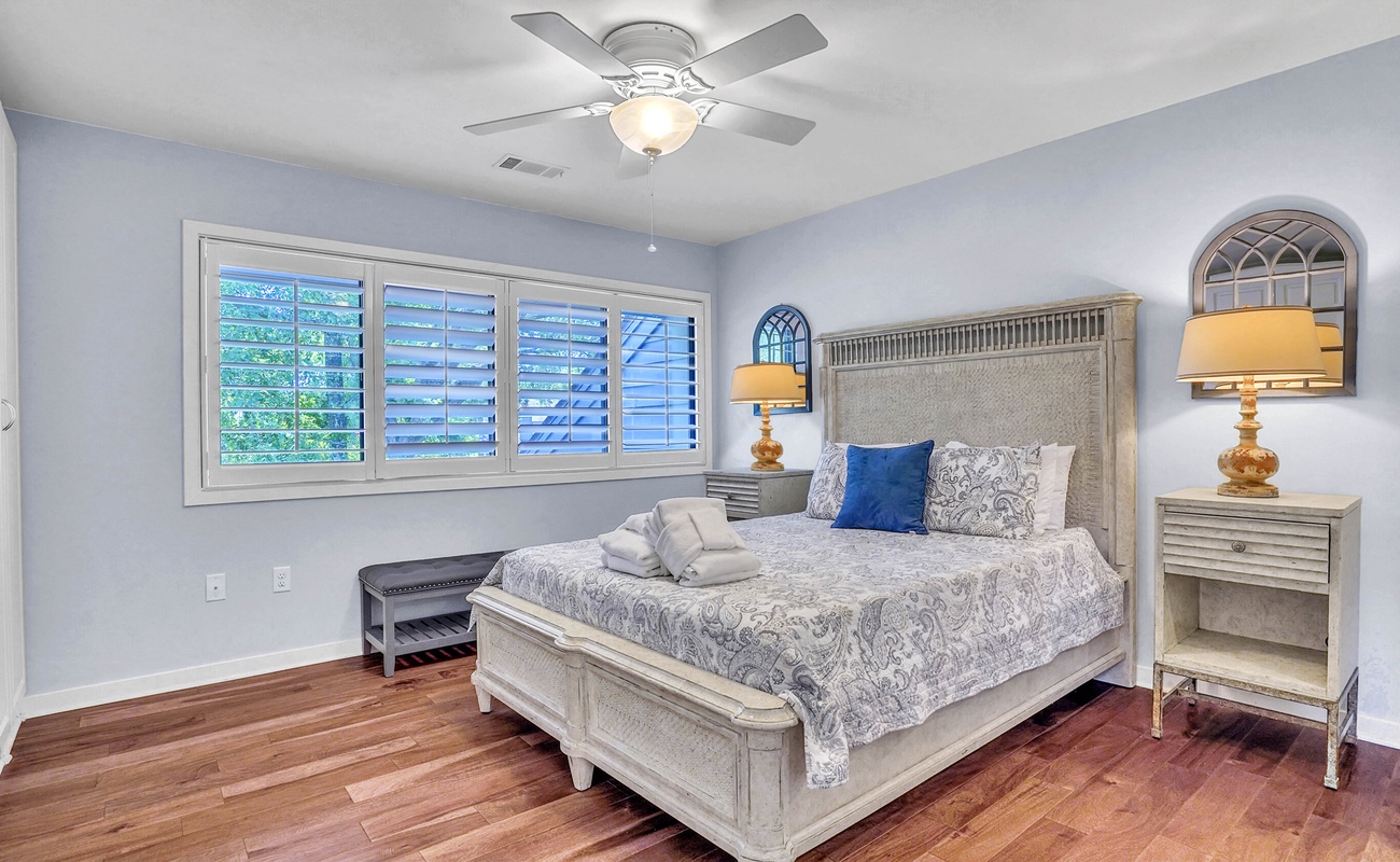 Guest Bedroom with Queen Bed and Shared Bathroom with Loft Room