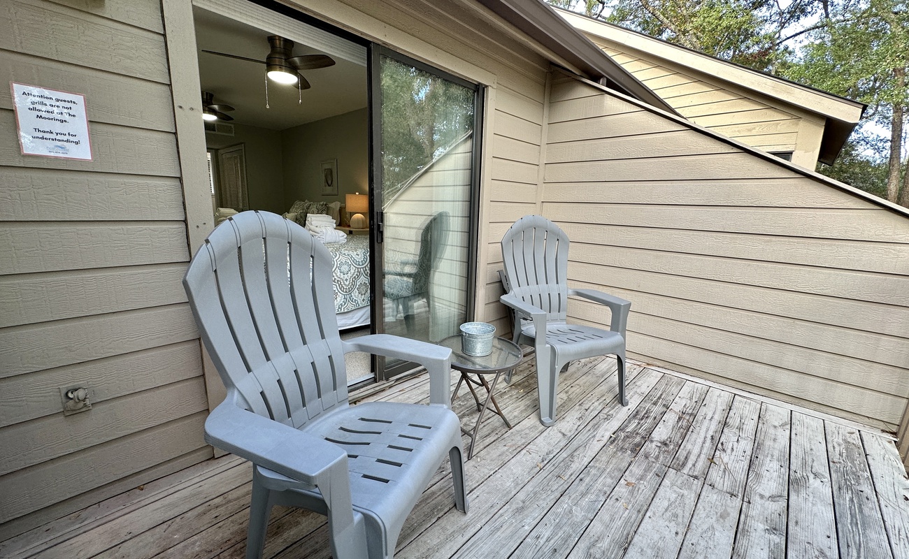 Shared Balcony with Living Area and Double Queen Suite