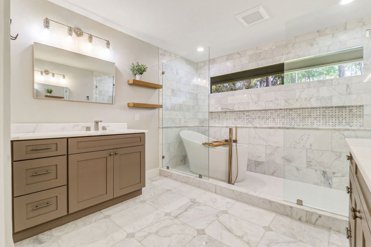 Primary En-Suite Bathroom