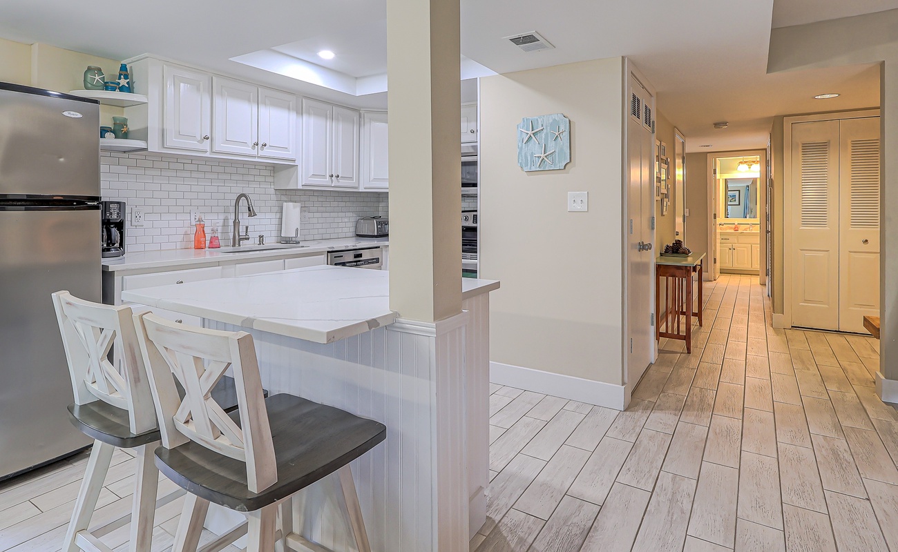 Breakfast Bar and Kitchen