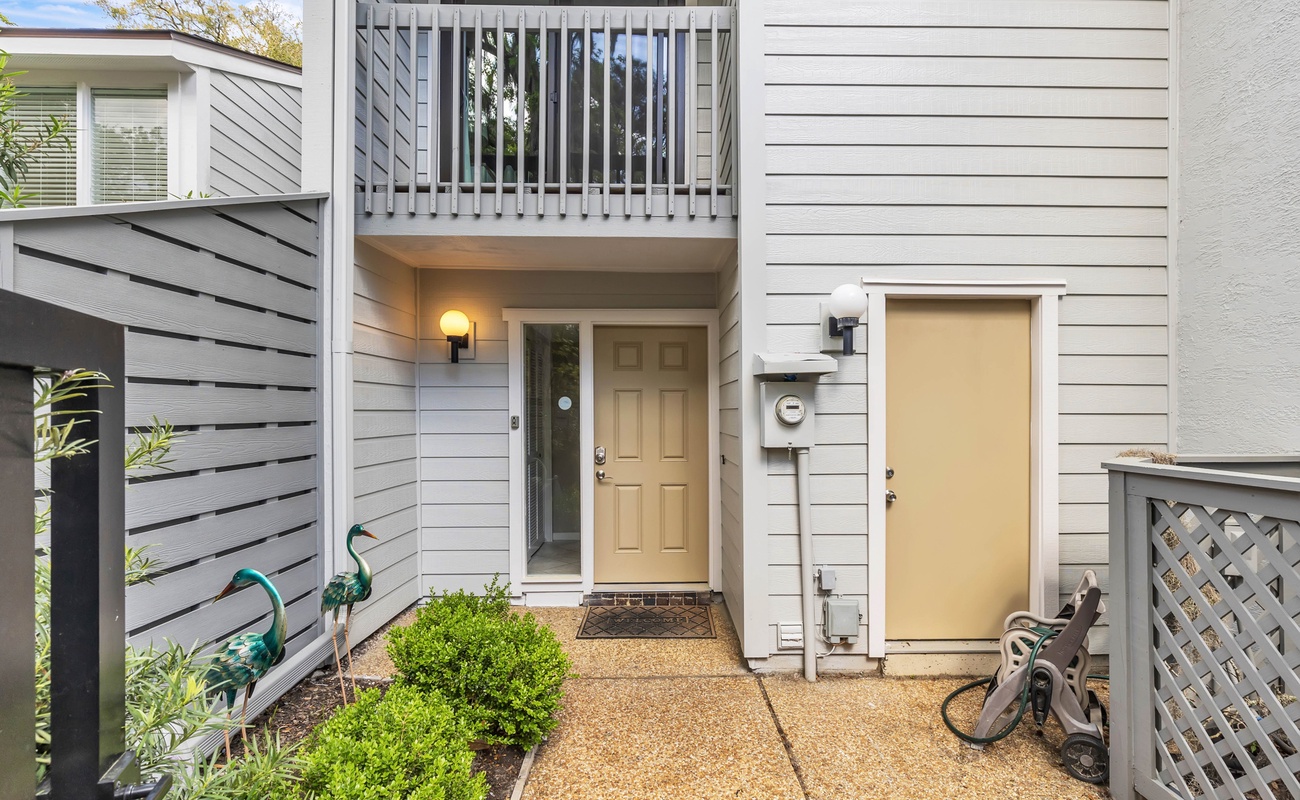 Entrance to 902 Shipmaster