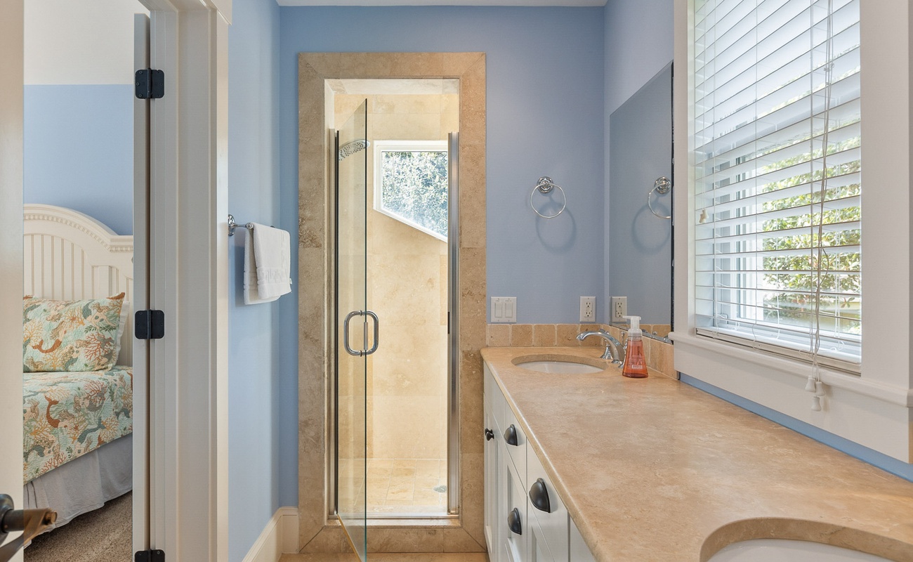 Double Queen Suite Bathroom