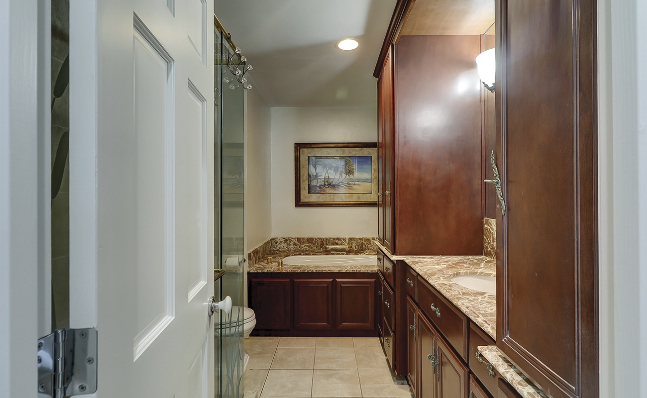 2nd Level Primary 2 w/ Walk-In Shower and Tub