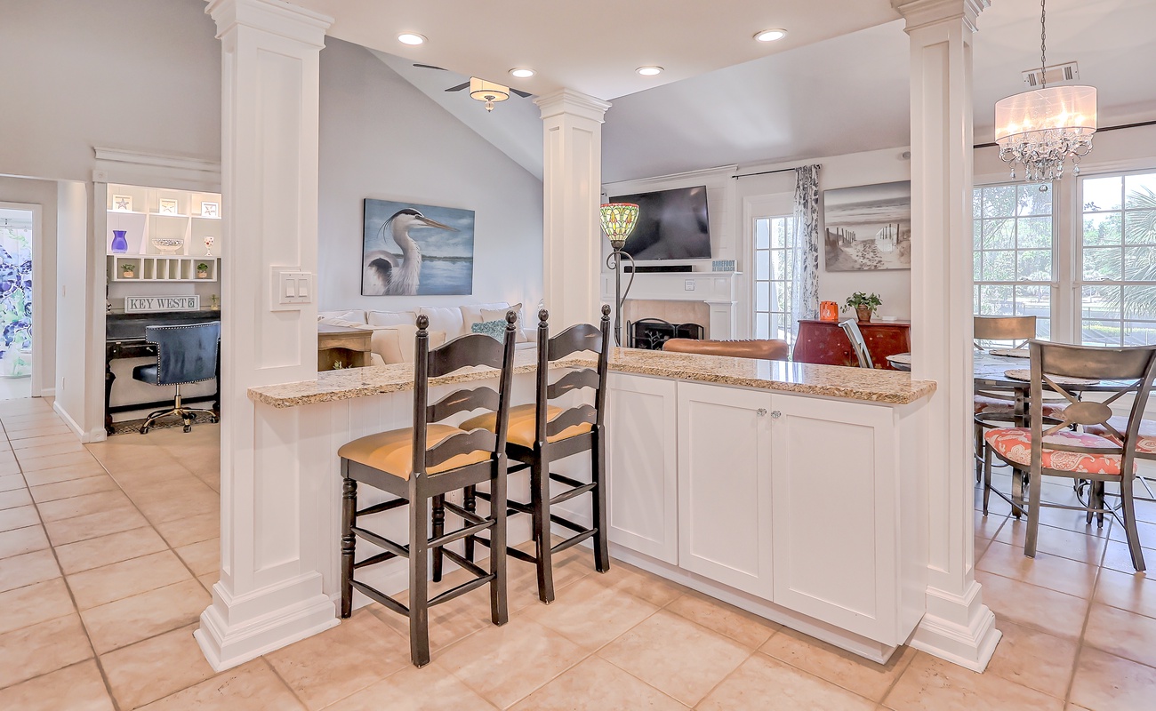 Kitchen and Breakfast Bar