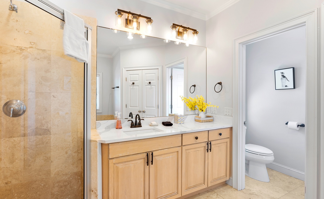 King Suite En-Suite Bathroom