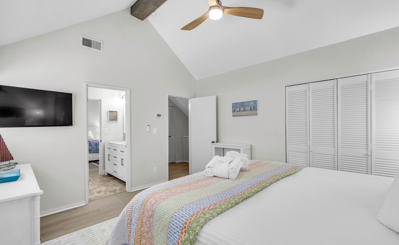 Guest Bedroom with King Bed and Jack and Jill Bathroom