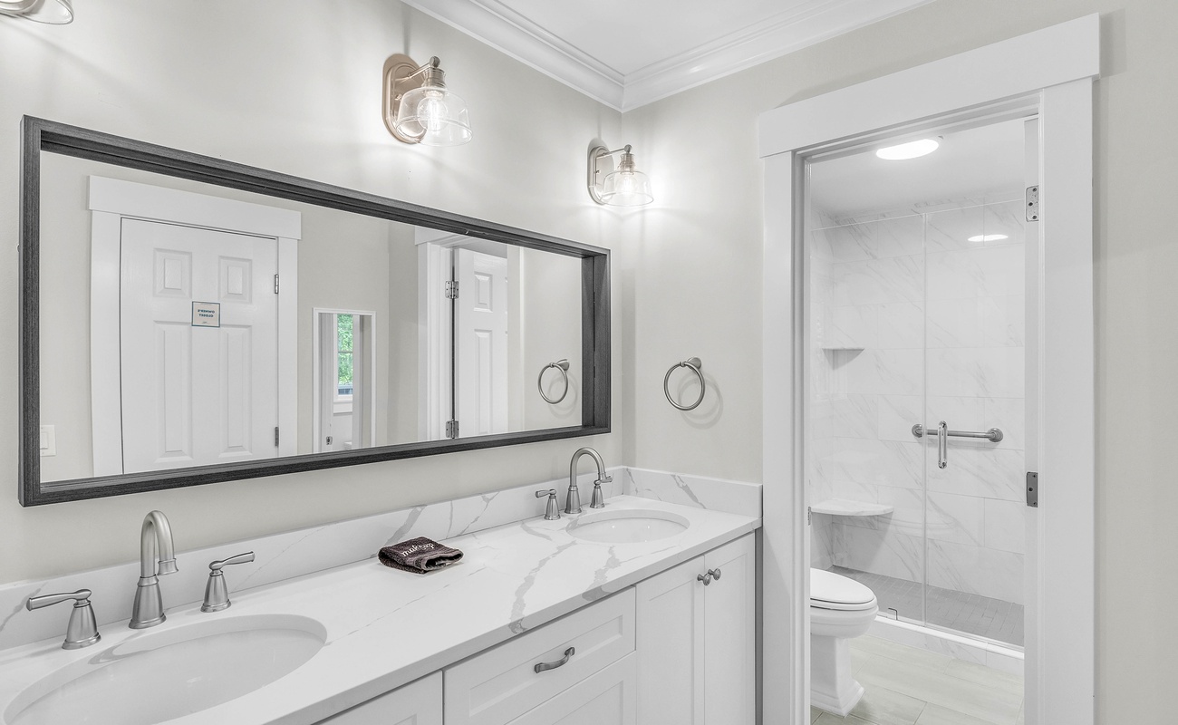 Primary En-Suite Bathroom