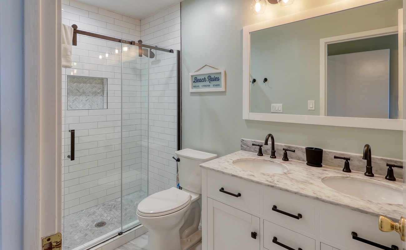 Upstairs Double Queen Suite Bathroom