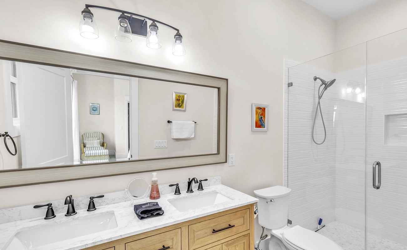 Upstairs Primary En-Suite Bathroom