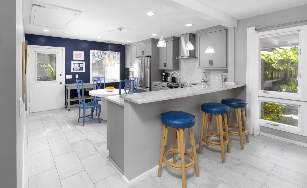 Kitchen with Breakfast Bar & Table