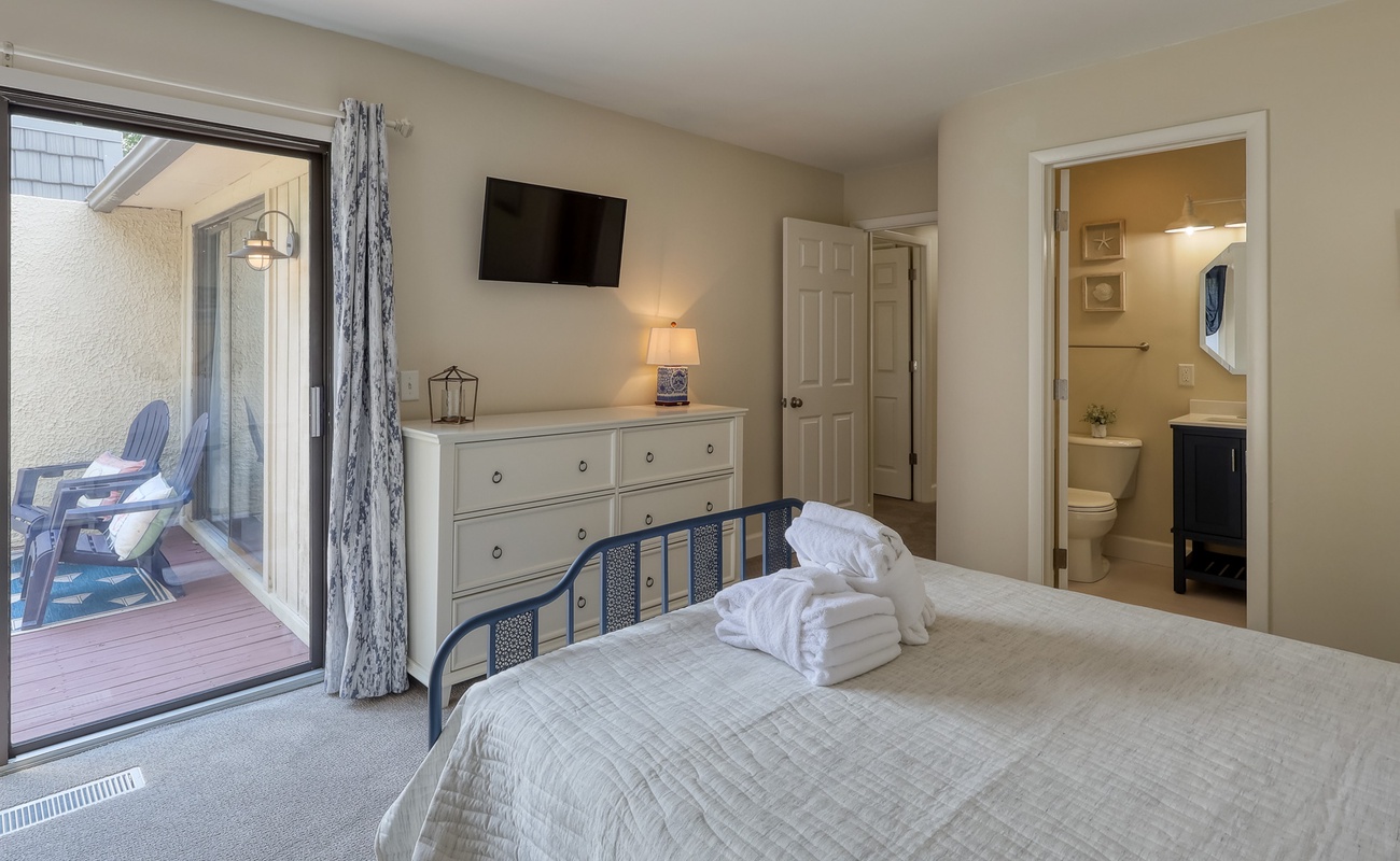 Queen Suite with Shared Balcony