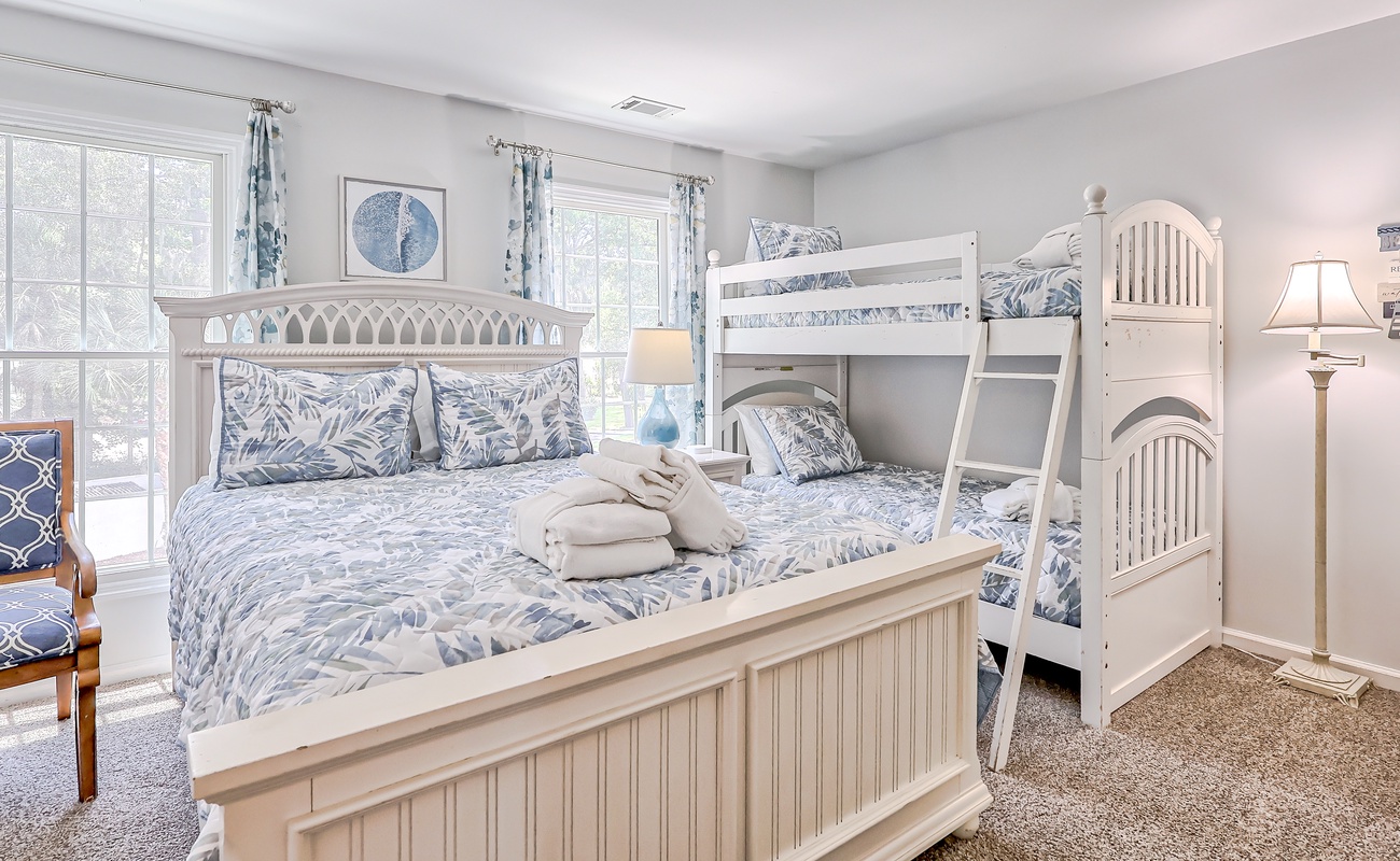 Guest Rom with Queen and Twin Bunks